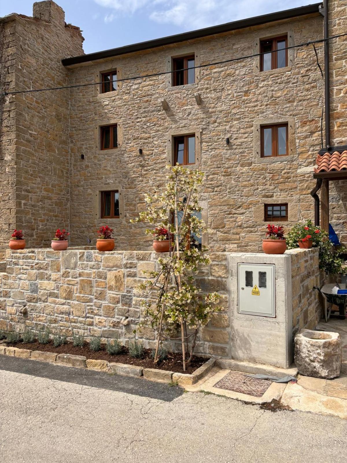 Apartments Groznjan Luaran gambar